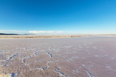 Gündoğumunda, Bolivya 'da Uyuni Tuz Düzlükleri' nin manzarası. Alışılmadık doğal arka plan