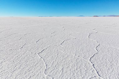Gündoğumunda, Bolivya 'da Uyuni Tuz Düzlükleri' nin manzarası. Alışılmadık doğal arka plan