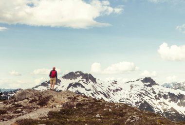 Yüksek dağlarda yürüyüş yapan bir gezgin.
