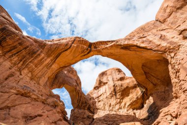 Arches Ulusal Parkı 'nda Çifte Kemer, Utah, ABD.