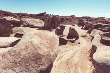 Bisti çorak arazilerindeki alışılmadık çöl manzaraları, De-na-zin vahşi doğa alanı, New Mexico, ABD