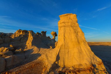 Bisti çorak arazilerindeki alışılmadık çöl manzaraları, De-na-zin vahşi doğa alanı, New Mexico, ABD