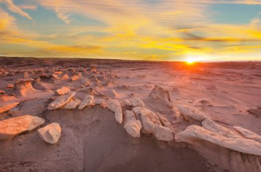 Bisti çorak arazilerindeki alışılmadık çöl manzaraları, De-na-zin vahşi doğa alanı, New Mexico, ABD