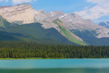 Gün batımında Kanada 'daki dağ gölünün sakin manzarası