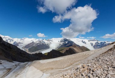 Yazın Alaska 'nın Picturesque Dağları. Kar, kütleleri, buzulları ve kayalık tepeleri kapladı. Güzel doğal arkaplan.