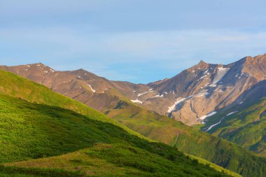 Yazın Alaska 'nın Picturesque Dağları. Kar, kütleleri, buzulları ve kayalık tepeleri kapladı. Güzel doğal arkaplan.