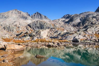 Yaz mevsiminde dağlarda huzur gölü. Güzel doğal manzaralar..