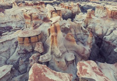 Bisti çorak arazilerindeki alışılmadık çöl manzaraları, De-na-zin vahşi doğa alanı, New Mexico, ABD