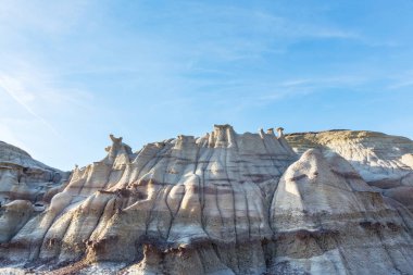 Bisti çorak arazilerindeki alışılmadık çöl manzaraları, De-na-zin vahşi doğa alanı, New Mexico, ABD