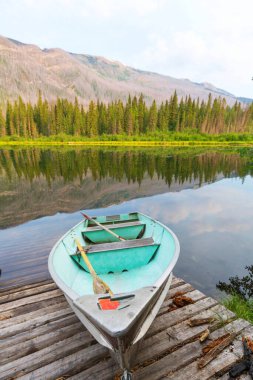 Kanada gölündeki bir rıhtıma demirlemiş tekne ve kanolar