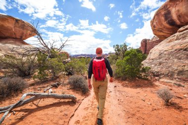 Utah dağlarında yürüyüş. Alışılmadık doğal manzaralarda yürüyüş. Fantastik kumtaşı oluşumları.