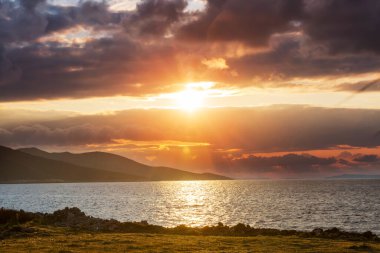 Deniz kıyısında manzara renkli gün batımı. Duvar kağıdı ya da arkaplan resmi için iyi. Güzel doğa manzaraları