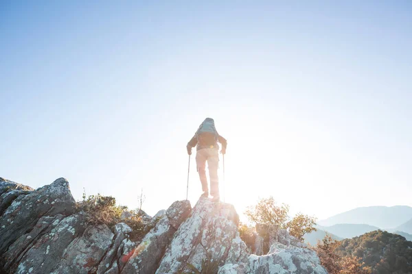 Homme Randonnée Dans Les Montagnes Été Beaux Paysages Naturels — Photo