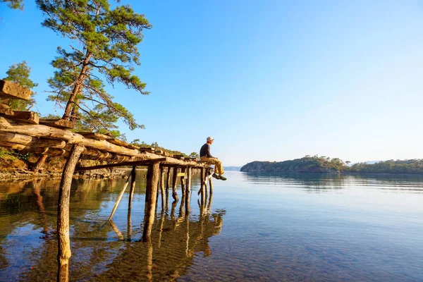 Homem Está Descansando Vontade Junto Lago Calmo Relaxamento Férias — Fotografia de Stock