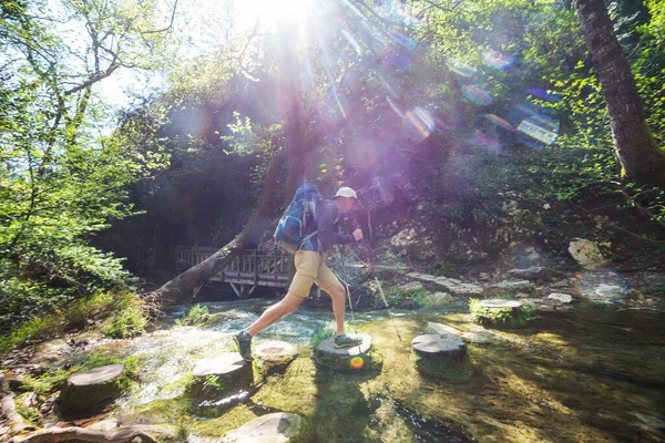 Backpacker Kijkend Naar Waterval Groen Voorjaarsbos — Stockfoto