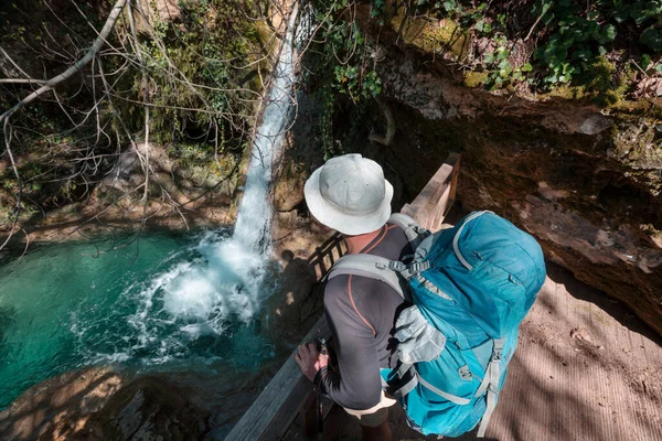 Backpacker Při Pohledu Vodopád Zeleném Jarním Lese — Stock fotografie