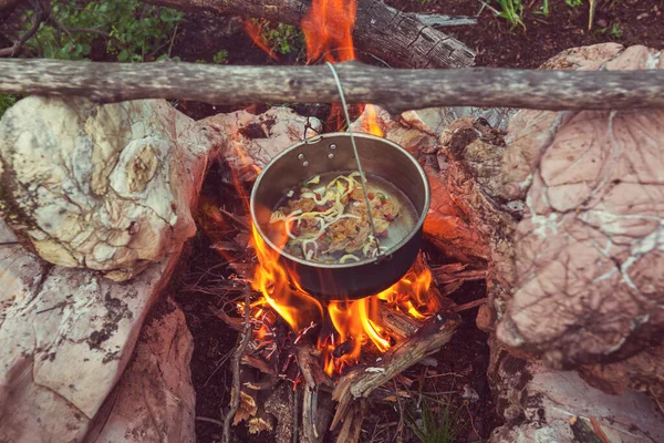 Yürüyüş Sırasında Kamp Ateşinde Yanan Turistik Çaydanlık Ormanda Odun Üzerinde — Stok fotoğraf