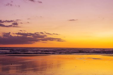 Deniz kıyısında manzara renkli gün batımı. Duvar kağıdı ya da arkaplan resmi için iyi. Güzel doğa manzaraları