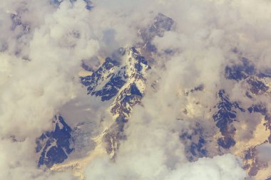 Bulutlu bir günde puslu yüksek dağlar