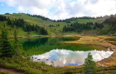 Dağlarda yeşil yaz gölü