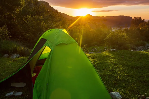 夏の山の中のハイキングテント — ストック写真