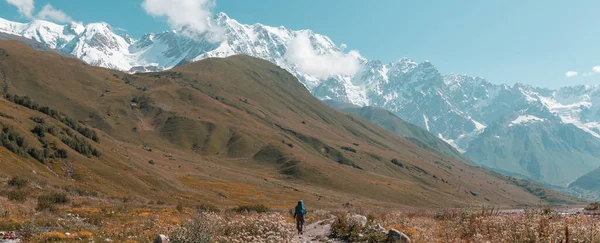 Backpacker Vandring Höga Bergen — Stockfoto