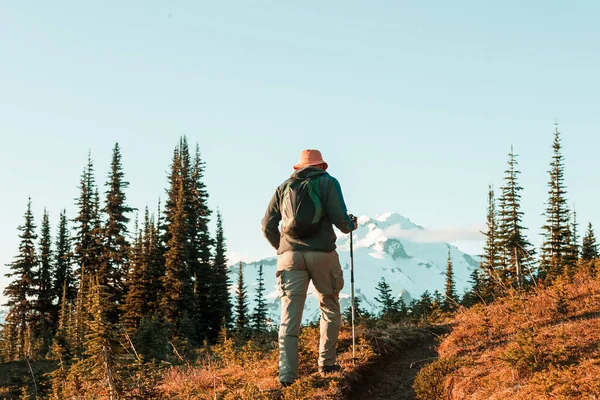 Backpacker Wędrówce Wysokich Górach — Zdjęcie stockowe