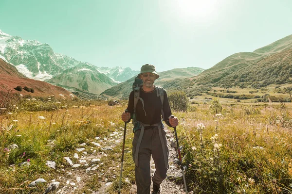 Yüksek dağlarda yürüyüş yapan bir gezgin.