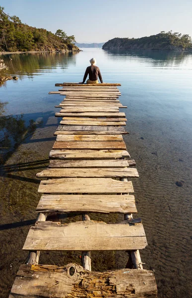 Man Vilar Lugnt Vid Den Lugna Sjön Avkopplande Semester — Stockfoto