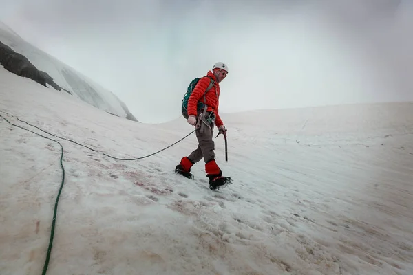 Klim Hoge Besneeuwde Bergen — Stockfoto