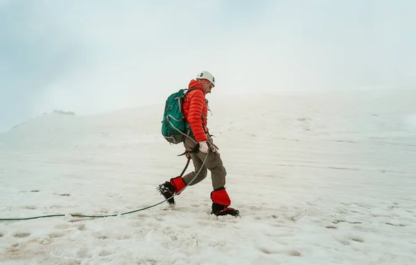 Ανάβαση Στα Ψηλά Χιονισμένα Βουνά — Φωτογραφία Αρχείου