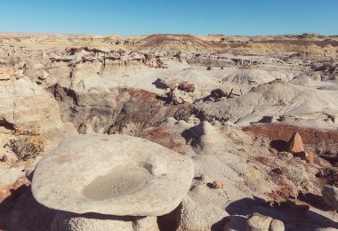 Bisti çorak arazilerindeki alışılmadık çöl manzaraları, De-na-zin vahşi doğa alanı, New Mexico, ABD