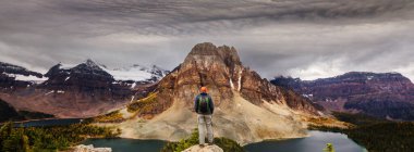 Kanada dağlarında yürüyüş yapan adam. Yürüyüş, Kuzey Amerika 'da popüler bir eğlence aktivitesidir. Bir sürü pitoresk yol var..