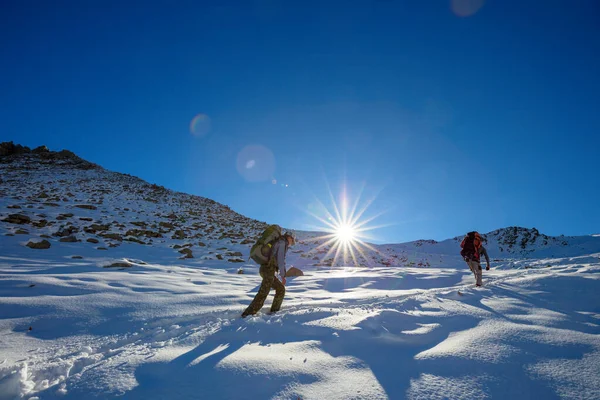 Wandelaars Winterbergen — Stockfoto