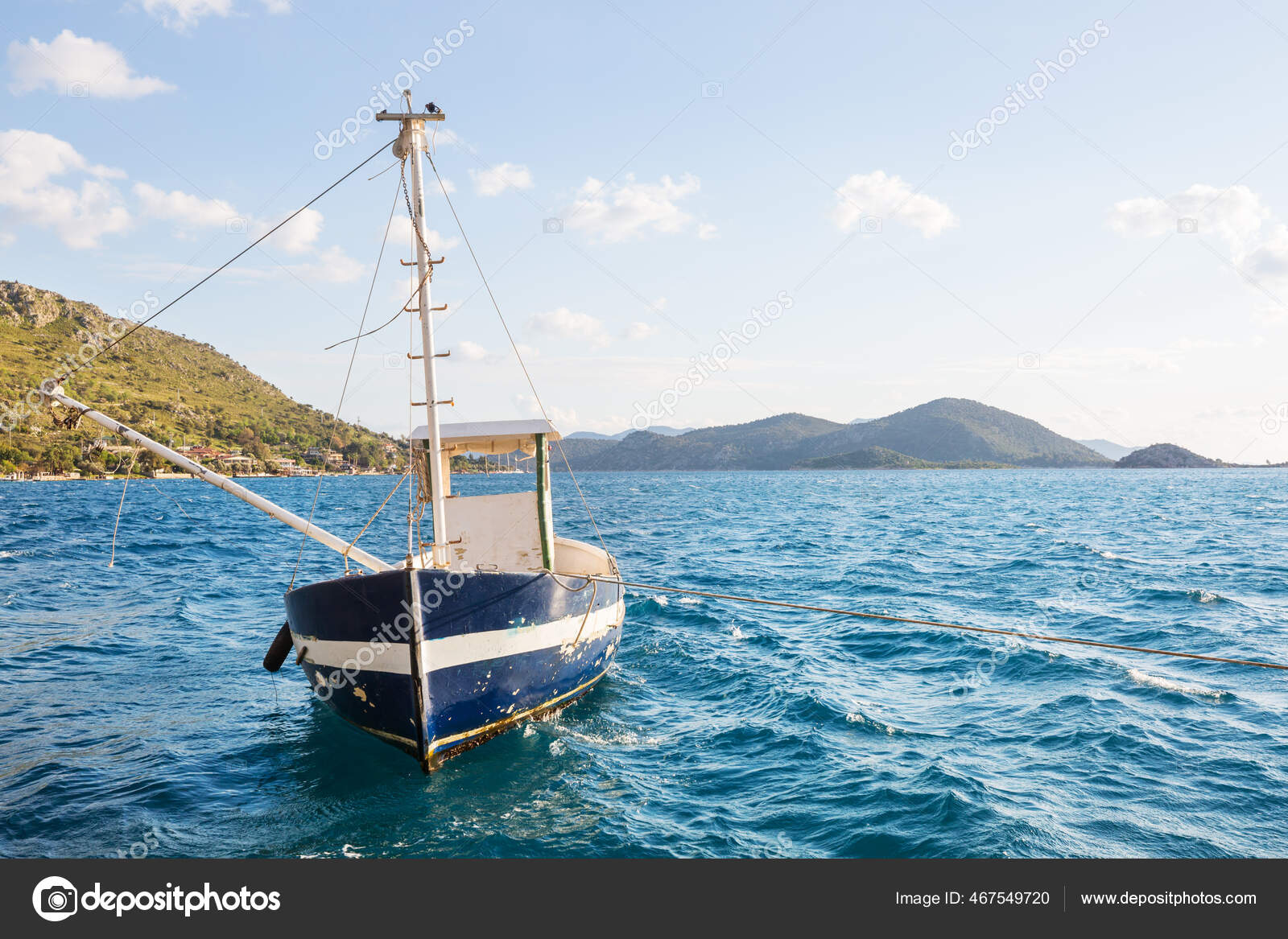 Apariencia Psiquiatría Ídolo Pequeño Barco Pesca Puerto Turquía: fotografía de stock © kamchatka  #467549720 | Depositphotos
