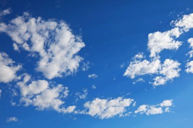 Güneşli arka plan, beyaz bulutlu mavi gökyüzü, doğal arkaplan.