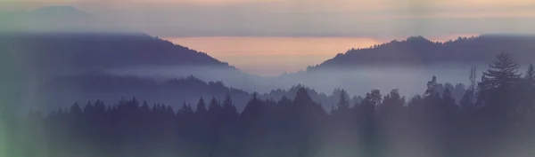 Misty Σιλουέτα Βουνό Κατά Την Ανατολή — Φωτογραφία Αρχείου