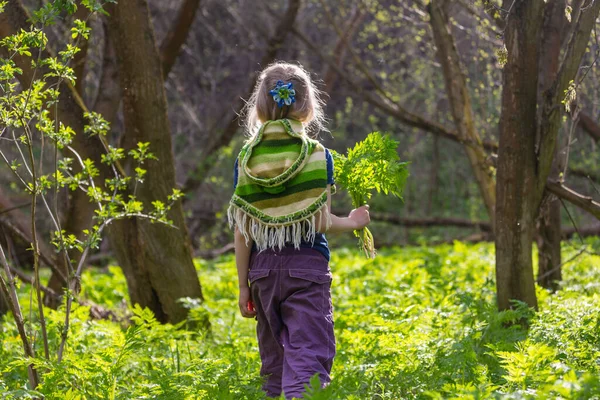 Liebenswertes Kleines Mädchen Das Einem Frühlingstag Wald Wandert — Stockfoto