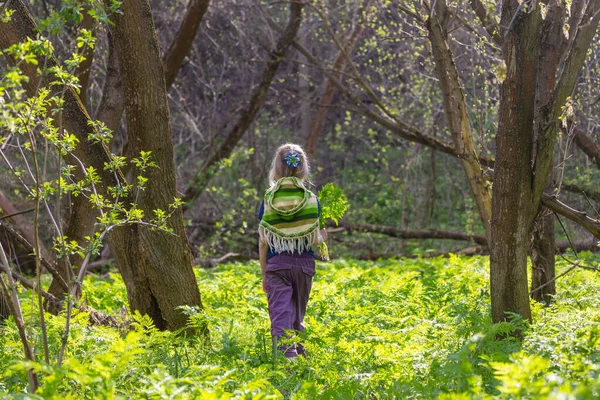 春の日に森の中で愛らしい少女のハイキング — ストック写真