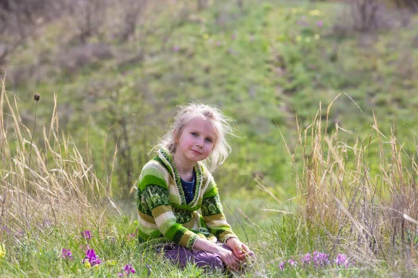 Девушка Лугу Зеленых Цветов Весенний Сезон — стоковое фото
