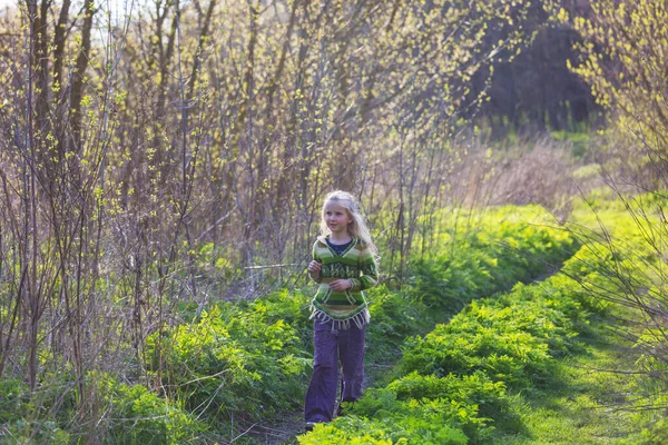 春の緑の花の牧草地の女の子 — ストック写真