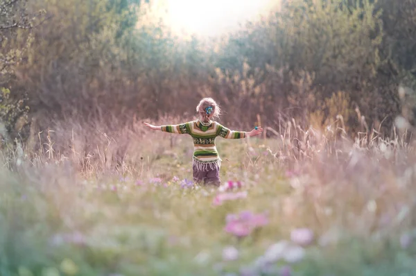 Küçük Kız Bahar Mevsiminde Yeşil Tarlada Koşuyor — Stok fotoğraf