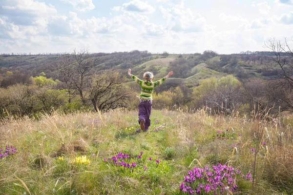 Little Girl Runing Green Field Spring Season — Stock Photo, Image