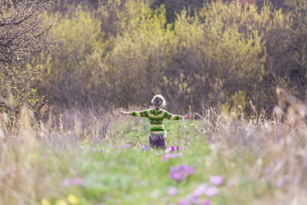 Küçük Kız Bahar Mevsiminde Yeşil Tarlada Koşuyor — Stok fotoğraf