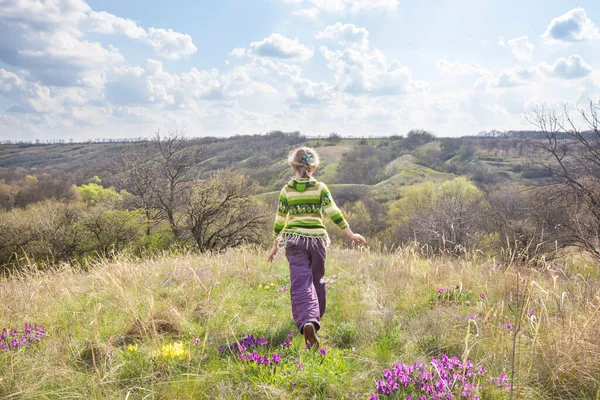 Meisje Rent Het Groene Veld Het Voorjaarsseizoen — Stockfoto