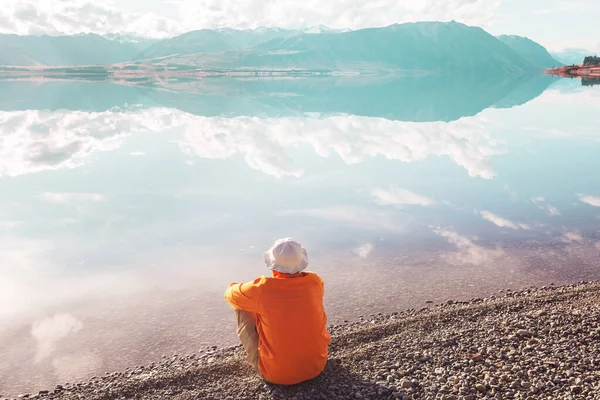 Homem Está Descansando Vontade Junto Lago Calmo Relaxamento Férias — Fotografia de Stock