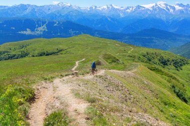 Yaz dağlarında gezgin