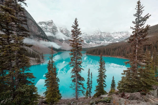 Hermosas Aguas Turquesas Del Lago Moraine Con Picos Cubiertos Nieve — Foto de Stock