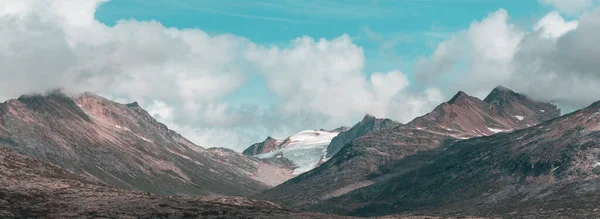 Yaz Mevsiminde Kanada Kayalıkları Nda Resim Gibi Dağ Manzarası — Stok fotoğraf