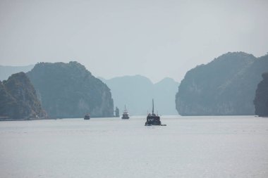 Güney Çin Denizi 'nin Tonkin Körfezi' ndeki Ha Long Körfezi 'ndeki güzel doğal kayalıklar..